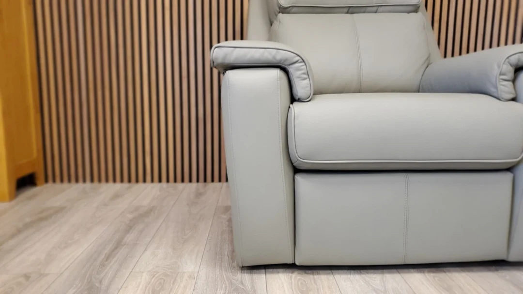 G PLAN 'ELLIS' LEATHER ARMCHAIR WITH TRIPLE POWER RECLINERS IN CAMBRIDGE OLIVE - Image 3