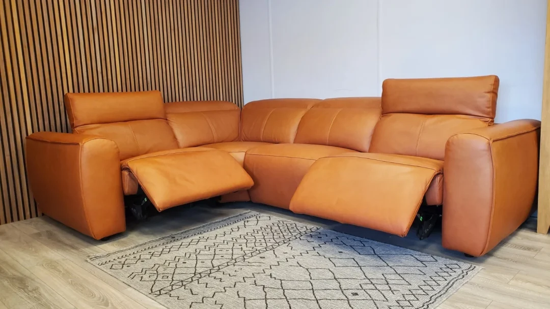 DIVANO ITALIA 'SORRENTO' CORNER SOFA WITH POWER RECLINERS & POWER HEADRESTS - Image 5