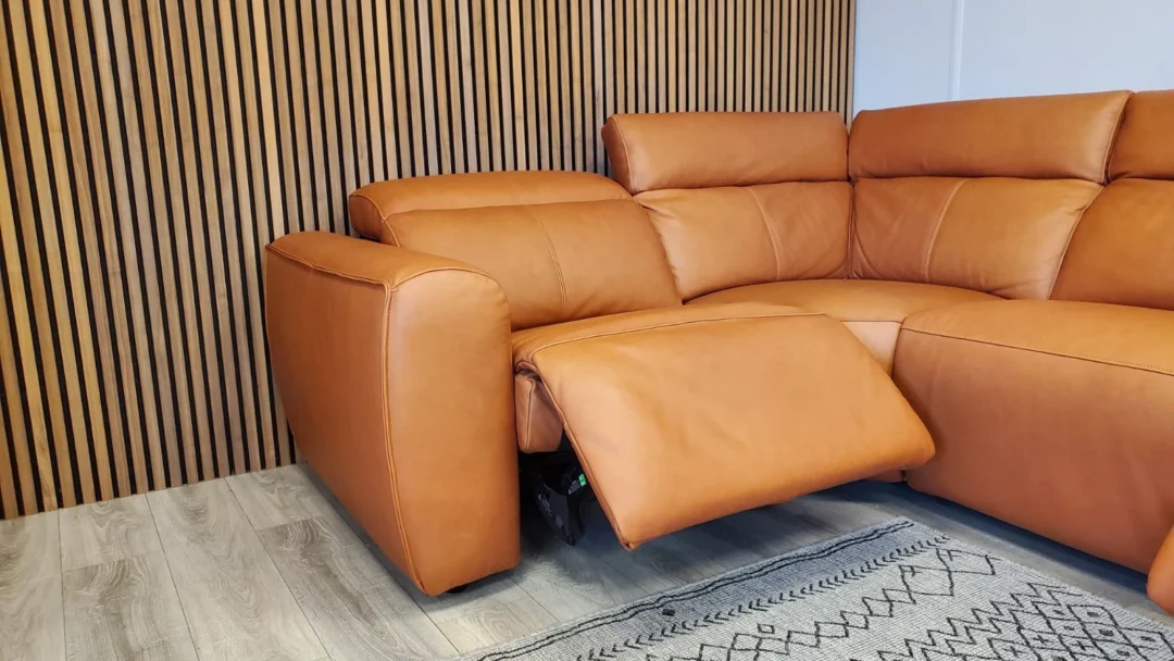 DIVANO ITALIA 'SORRENTO' CORNER SOFA WITH POWER RECLINERS & POWER HEADRESTS - Image 8