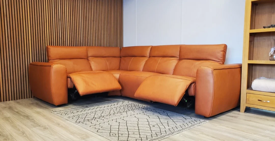 DIVANO ITALIA 'SORRENTO' CORNER SOFA WITH POWER RECLINERS & POWER HEADRESTS - Image 9