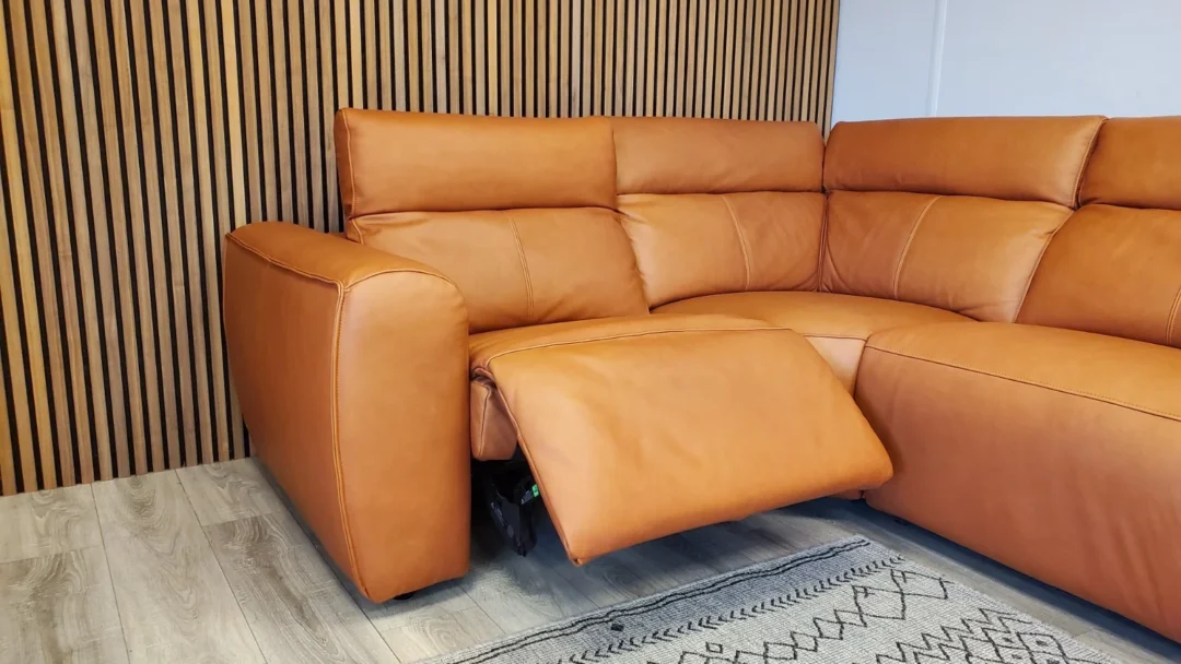 DIVANO ITALIA 'SORRENTO' CORNER SOFA WITH POWER RECLINERS & POWER HEADRESTS - Image 17