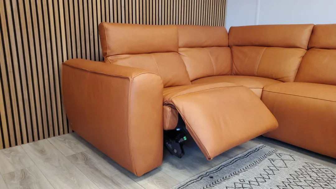 DIVANO ITALIA 'SORRENTO' CORNER SOFA WITH POWER RECLINERS & POWER HEADRESTS - Image 21