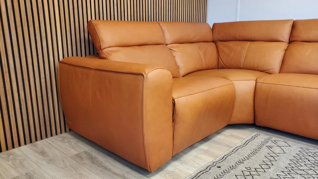 DIVANO ITALIA 'SORRENTO' CORNER SOFA WITH POWER RECLINERS & POWER HEADRESTS - Image 11