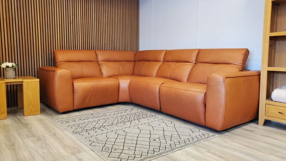 DIVANO ITALIA 'SORRENTO' CORNER SOFA WITH POWER RECLINERS & POWER HEADRESTS - Image 18
