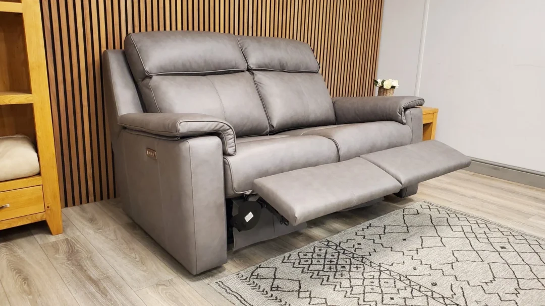G PLAN 'ELLIS' 2 SEATER LEATHER SOFA WITH TRIPLE POWER RECLINERS - Image 4