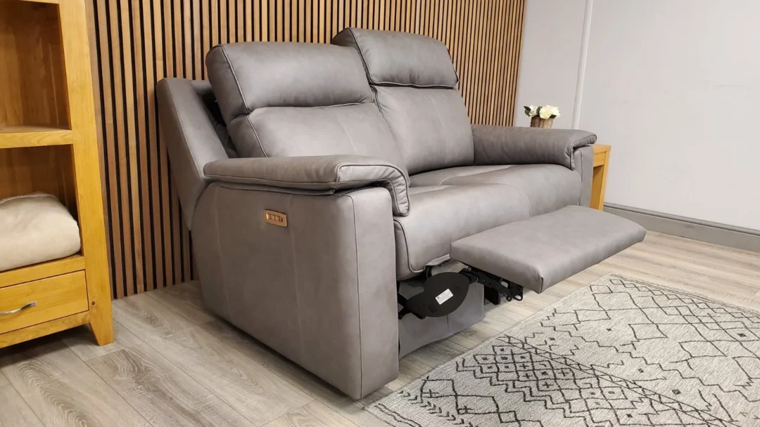 G PLAN 'ELLIS' 2 SEATER LEATHER SOFA WITH TRIPLE POWER RECLINERS - Image 9