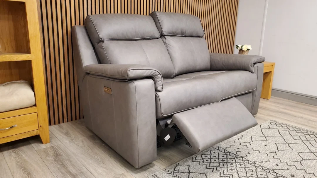 G PLAN 'ELLIS' 2 SEATER LEATHER SOFA WITH TRIPLE POWER RECLINERS - Image 10