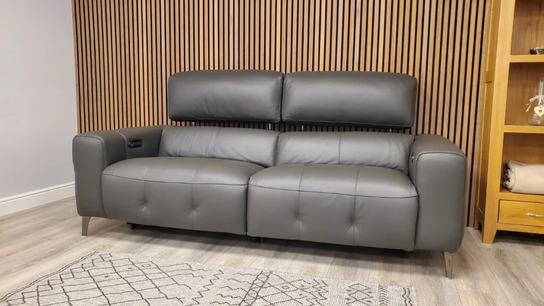 FURNITURE VILLAGE NEW YORK 3 SEATER LEATHER SOFA WITH POWER RECLINER & HEADRESTS - Image 6