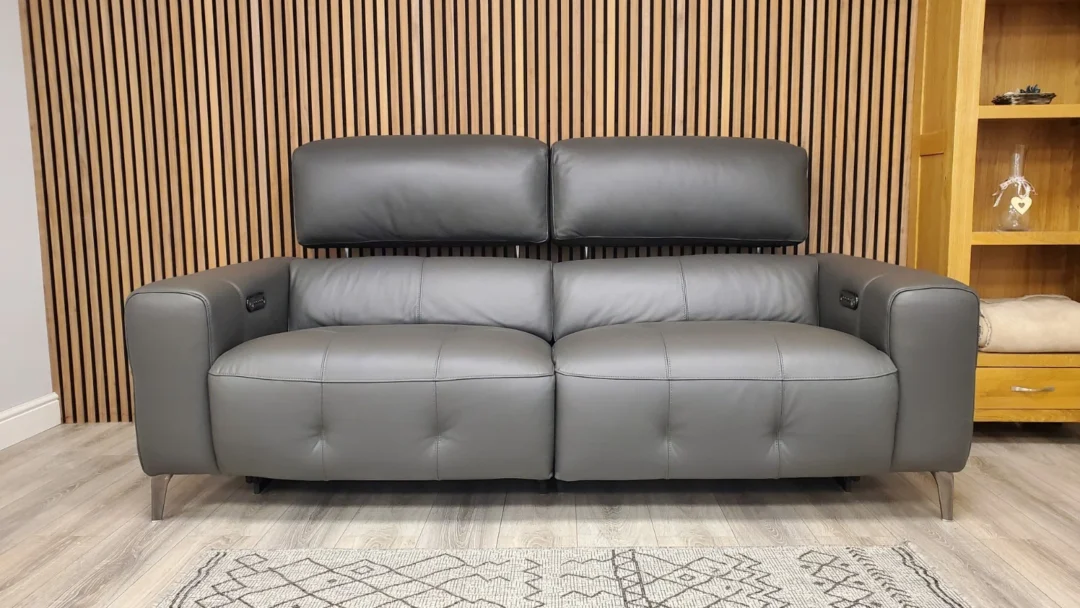 FURNITURE VILLAGE NEW YORK 3 SEATER LEATHER SOFA WITH POWER RECLINER & HEADRESTS - Image 7