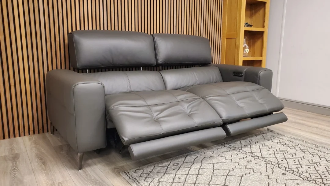 FURNITURE VILLAGE NEW YORK 3 SEATER LEATHER SOFA WITH POWER RECLINER & HEADRESTS - Image 11