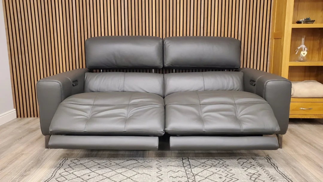 FURNITURE VILLAGE NEW YORK 3 SEATER LEATHER SOFA WITH POWER RECLINER & HEADRESTS - Image 10