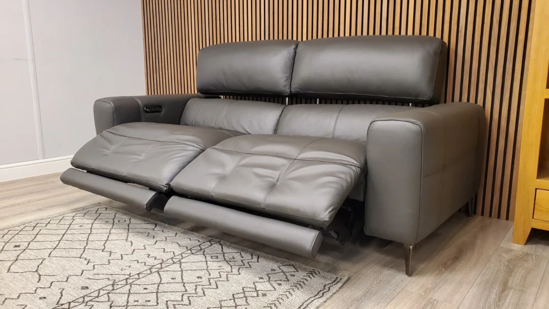 FURNITURE VILLAGE NEW YORK 3 SEATER LEATHER SOFA WITH POWER RECLINER & HEADRESTS - Image 14