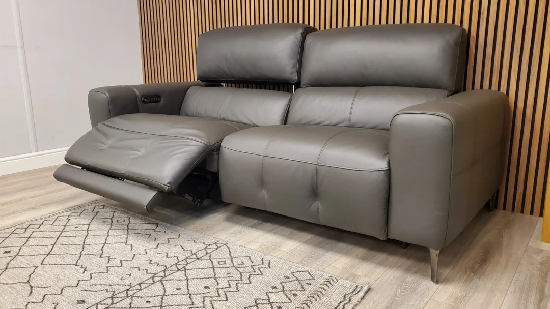 FURNITURE VILLAGE NEW YORK 3 SEATER LEATHER SOFA WITH POWER RECLINER & HEADRESTS - Image 15