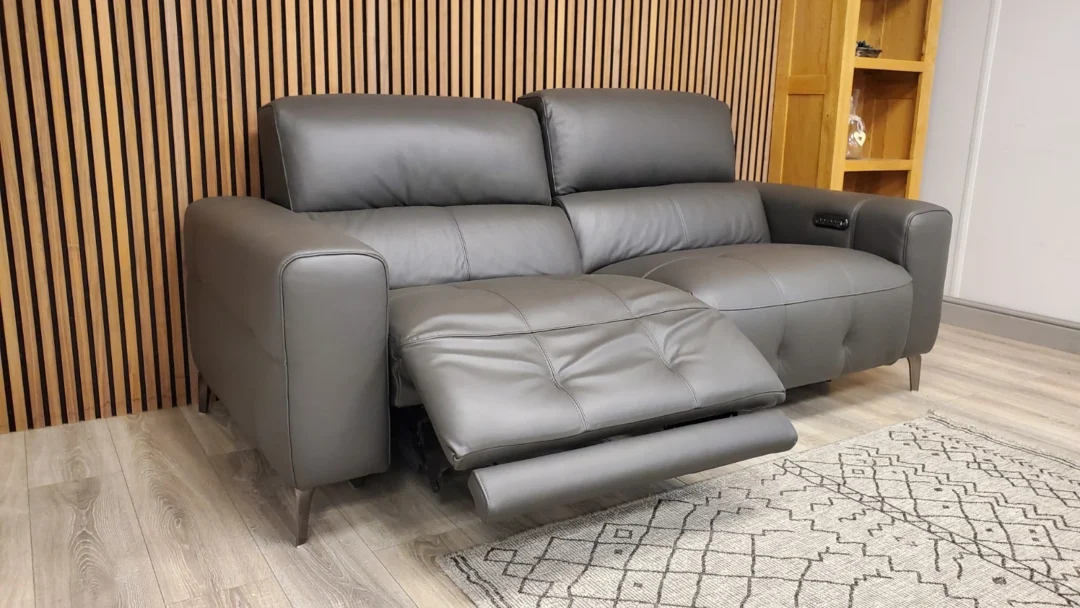 FURNITURE VILLAGE NEW YORK 3 SEATER LEATHER SOFA WITH POWER RECLINER & HEADRESTS - Image 17