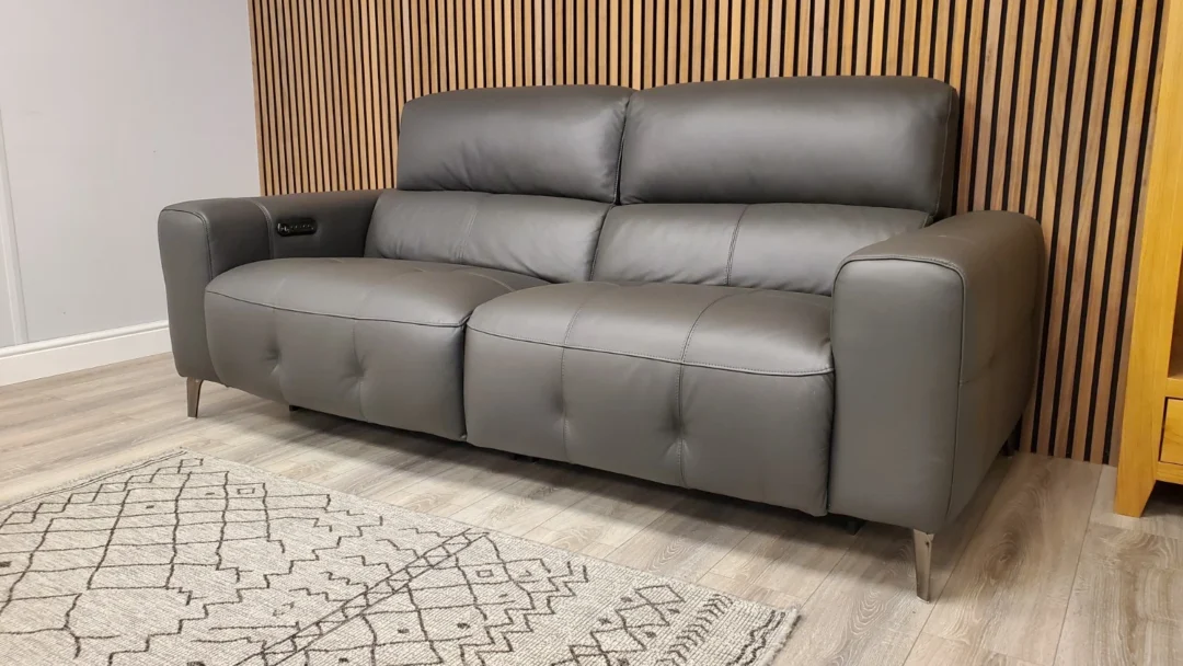 FURNITURE VILLAGE NEW YORK 3 SEATER LEATHER SOFA WITH POWER RECLINER & HEADRESTS - Image 19