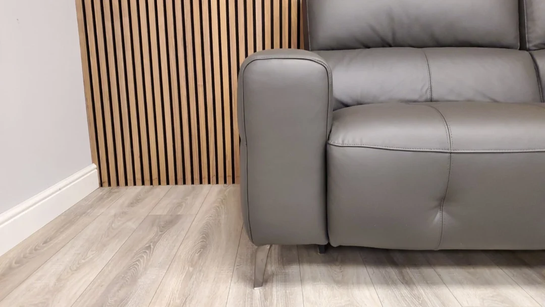 FURNITURE VILLAGE NEW YORK 3 SEATER LEATHER SOFA WITH POWER RECLINER & HEADRESTS - Image 5