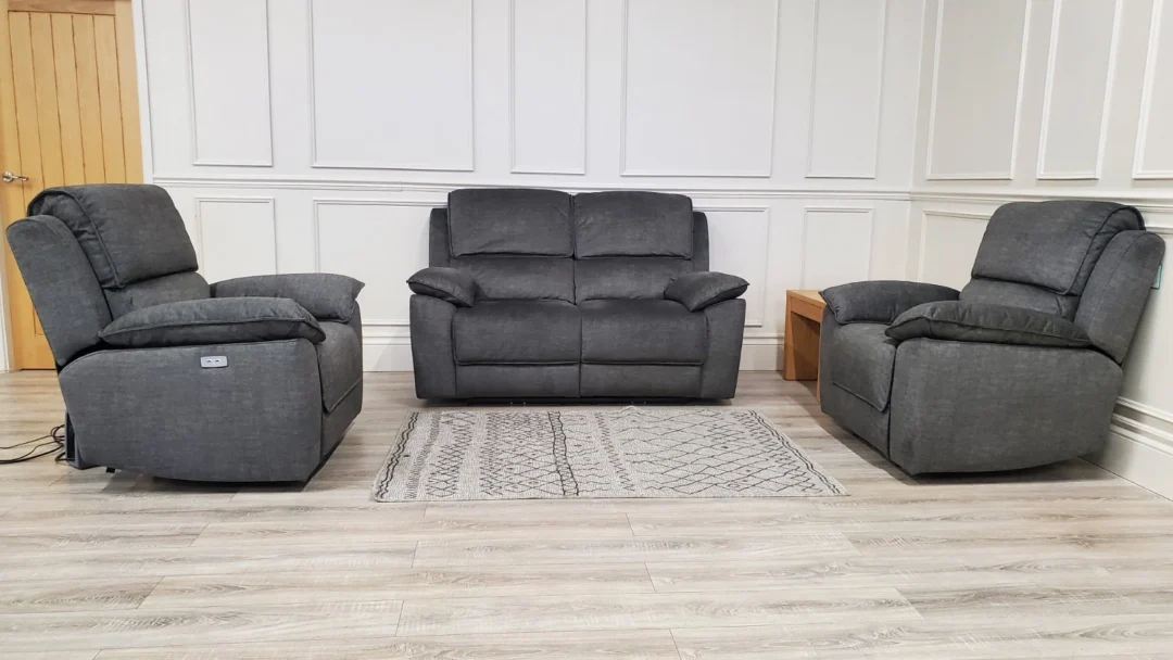 OAK FURNITURELAND 'GOODWOOD' 2 SEATER SOFA & TWO CHAIRS ALL WITH POWER RECLINERS
