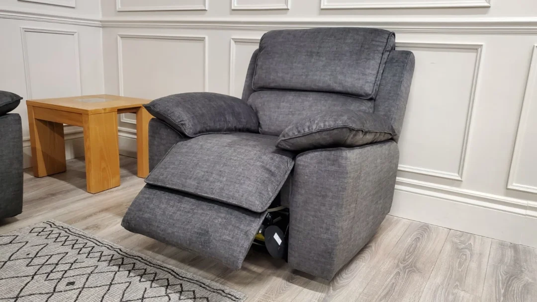 OAK FURNITURELAND 'GOODWOOD' 2 SEATER SOFA & TWO CHAIRS ALL WITH POWER RECLINERS - Image 18