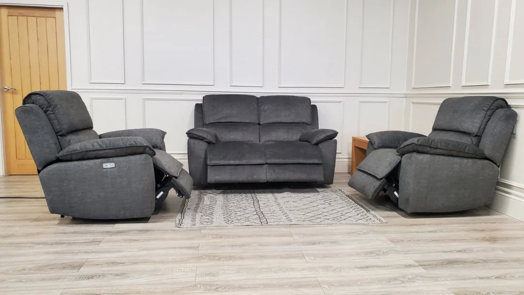 OAK FURNITURELAND 'GOODWOOD' 2 SEATER SOFA & TWO CHAIRS ALL WITH POWER RECLINERS - Image 4